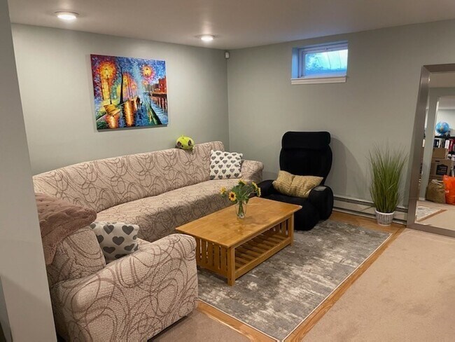 Building Photo - 31 Hunnewell St