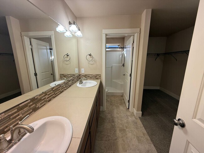 Building Photo - 4 Bed/2.5 Bath Single Family Home in SE Bend