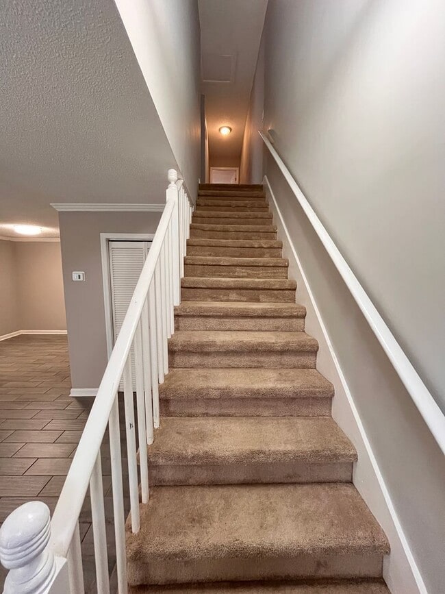 Building Photo - Charming 3-bedroom, 2-bath townhouse