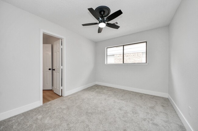 Building Photo - 7427 Willow Oak Dr