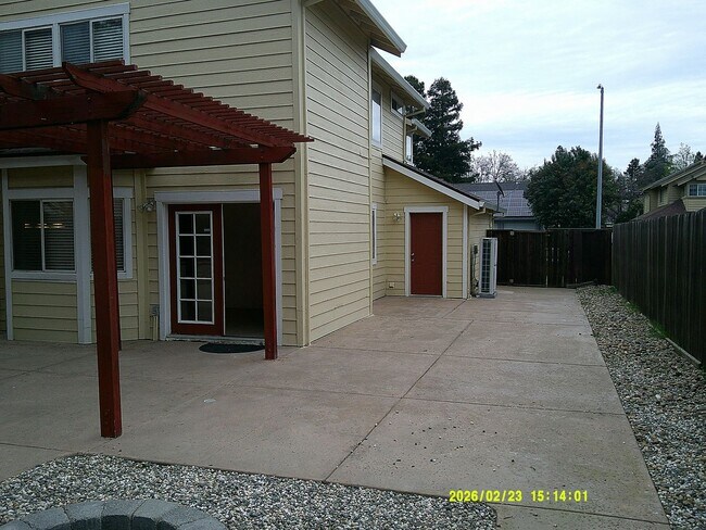 Building Photo - 4 bedroom in Dixon with spacious back yard