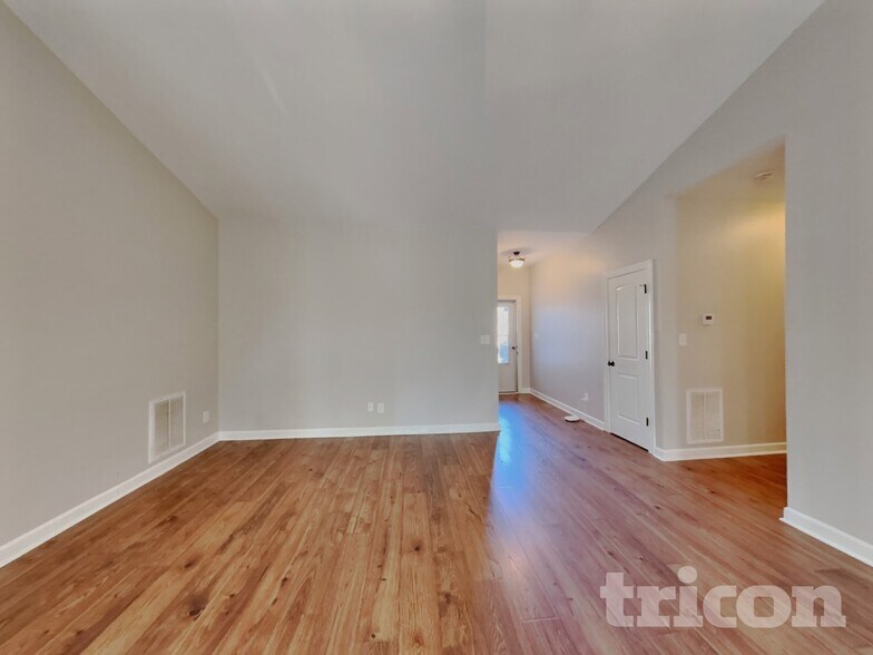 Building Photo - 189 Crystal Creek Dr