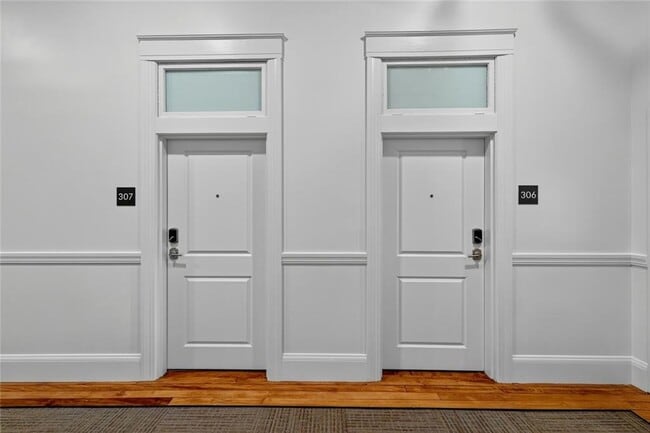 Building Photo - 1624 Lonsdale Ave