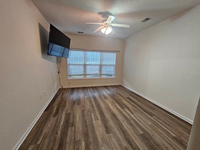 Building Photo - 5840 Longwood Dr