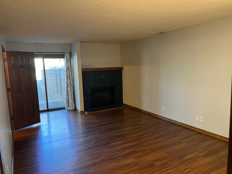 Master bedroom with balcony - 1300 G St