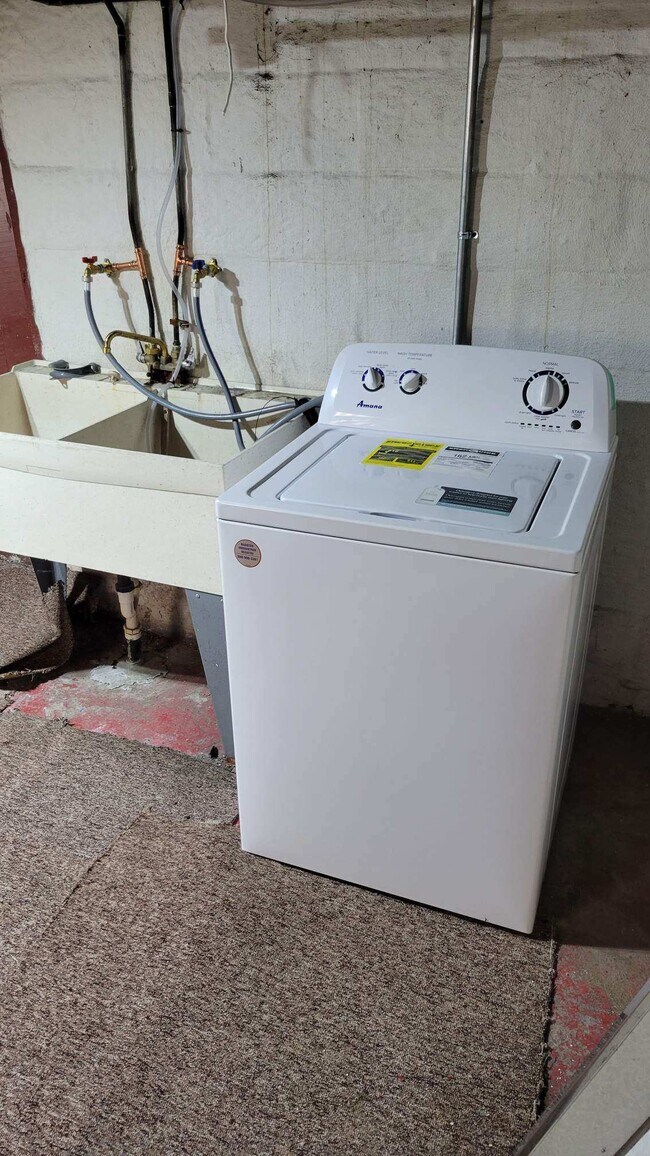 Building Photo - 145 Main St