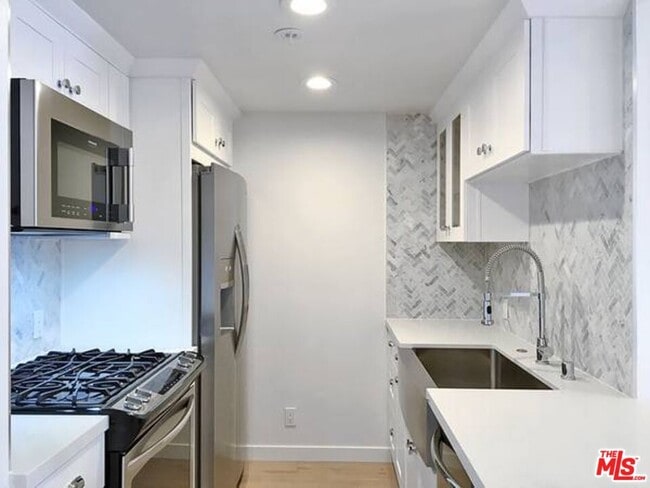 Building Photo - 301 S Swall Dr