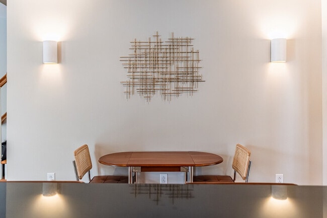 Building Photo - 99 W Circular St