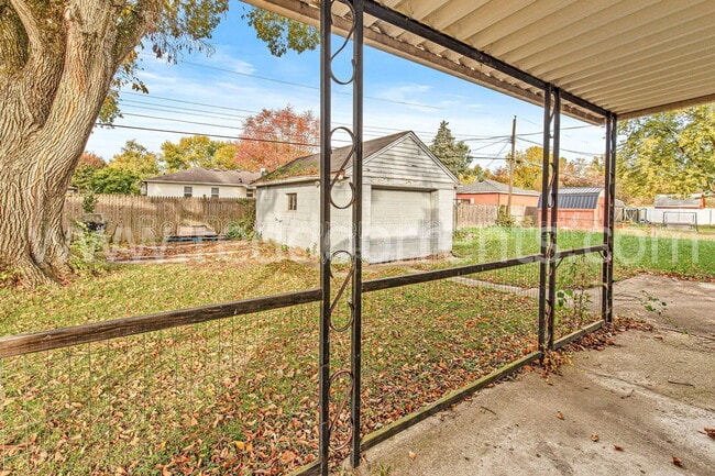 Building Photo - 328 N Post Rd