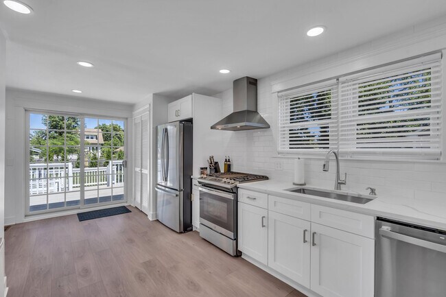 Building Photo - 1205 7th Ave