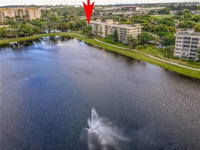 Building Photo - 2751 N Palm Aire Dr