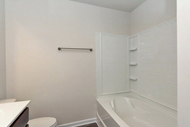 Building Photo - Beautiful 3 Bedroom 2.5 Bathroom End-Unit ...