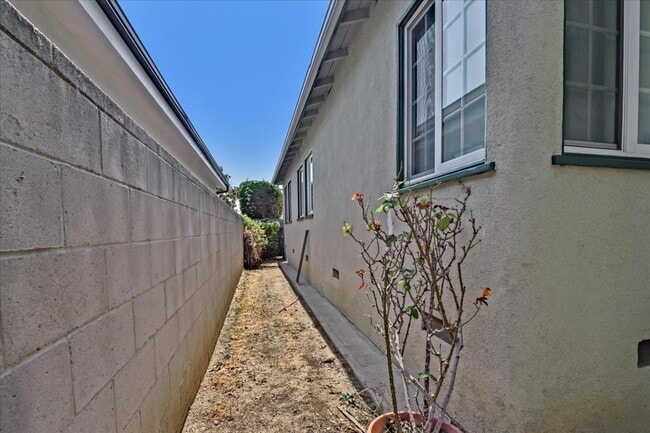 Building Photo - 3532 Maplewood Ave