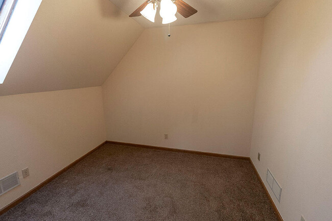 Building Photo - 1304 Millbrook Ct
