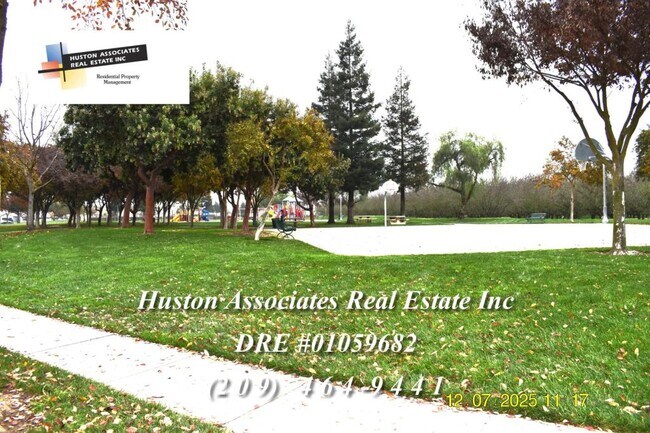 Building Photo - 1933 Cielito Dr