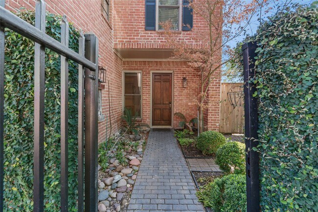 Building Photo - 6732 Vanderbilt St