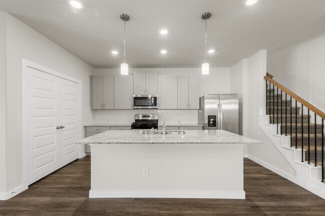 Building Photo - 38746 Yellowstone Dr