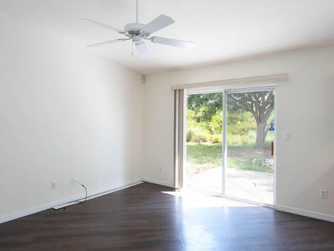 Building Photo - "Charming 3-Bedroom Retreat with 2 Full Ba...