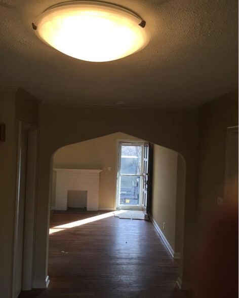 Building Photo - 2208 W 48th St