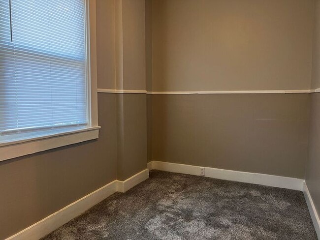 Building Photo - 2 Bedroom with All Utilities included Clos...