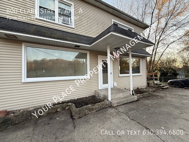 Building Photo - HUGE, REMODELED 3BR, 1BA with in unit wash...