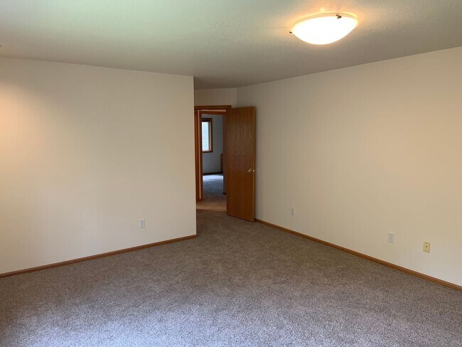 Building Photo - Escape to the Serene Beauty of Vineyard Mo...
