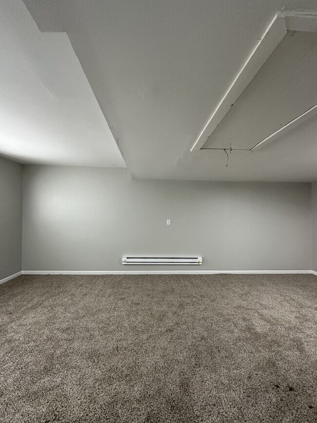 Building Photo - Backyard Nights & Front Porch Mornings — Cozy 3BR Brick Ranch in Fairlawn