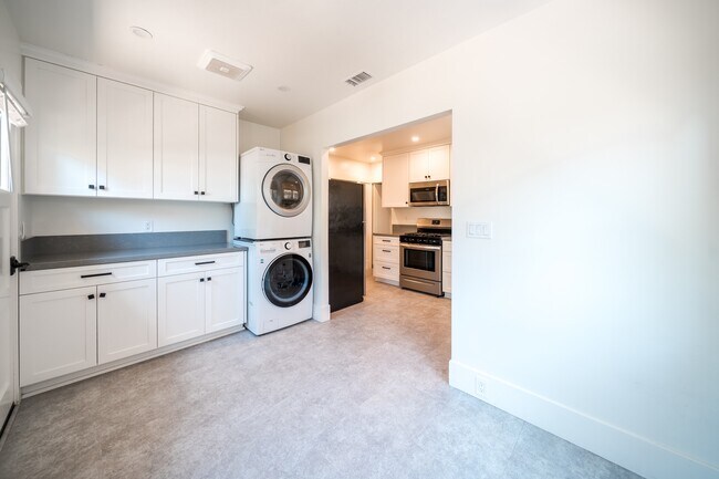 Building Photo - 3924 Alameda Pl