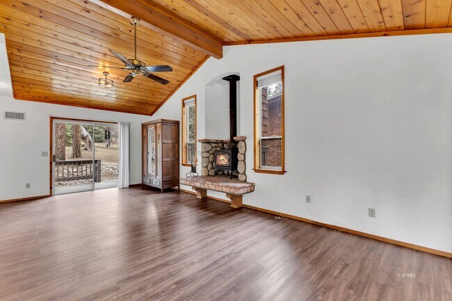 Building Photo - Mountain Lodge Home 1 Mile Away from the C...