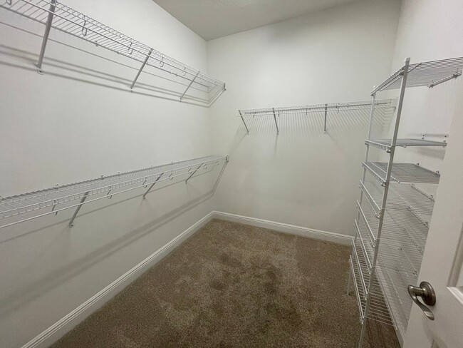 Building Photo - Large 3 Bed 3.5 Bath 2 Car Garage Townhous...