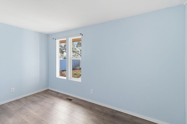 Building Photo - 4 Bed 2 Bath - Pet Friendly - Groups - Landscaping Included - NAS Whidbey