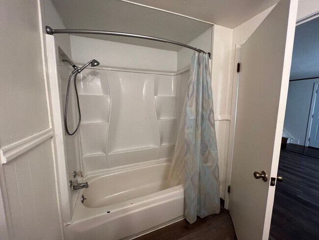 Building Photo - Cozy 3 Bed/1 Bath, With a White Picket Fence