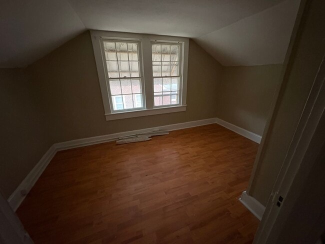 Building Photo - Quaint Brick Cottage w/Covered Parking