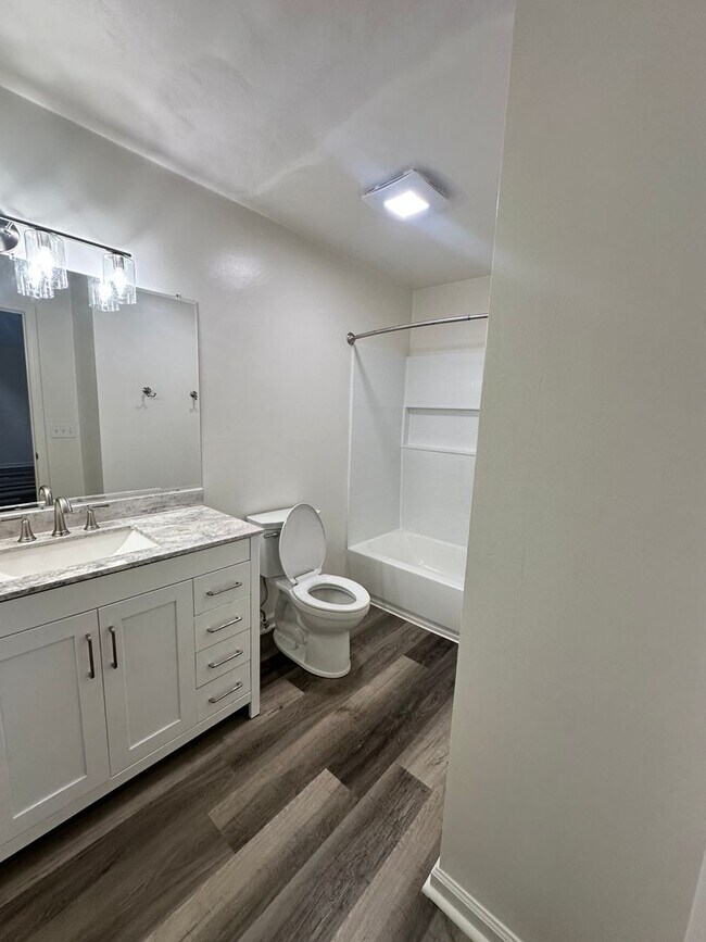 Building Photo - 1 Bedroom Available Collegiate Court  (SUB...