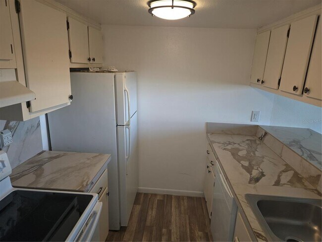 Building Photo - 2525 W Bay Dr