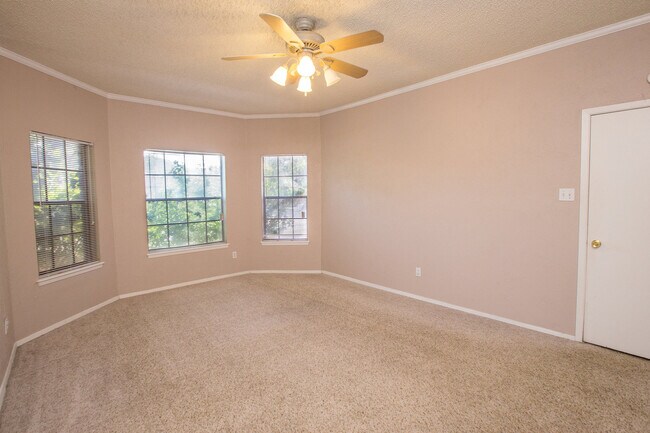 Building Photo - 2946 River Bend Ct