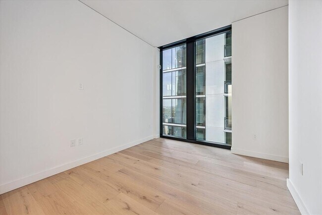Building Photo - 610 Davis St
