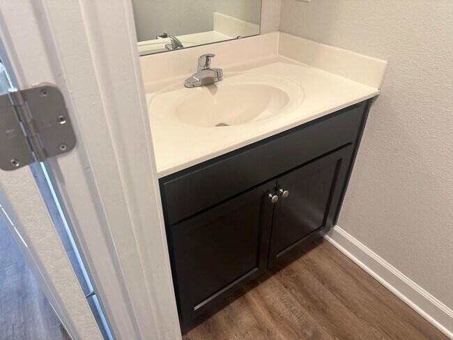 Building Photo - 3 Bed | 2.5 Bath | 2 Car Garage Townhome in Grain Valley w/ Special