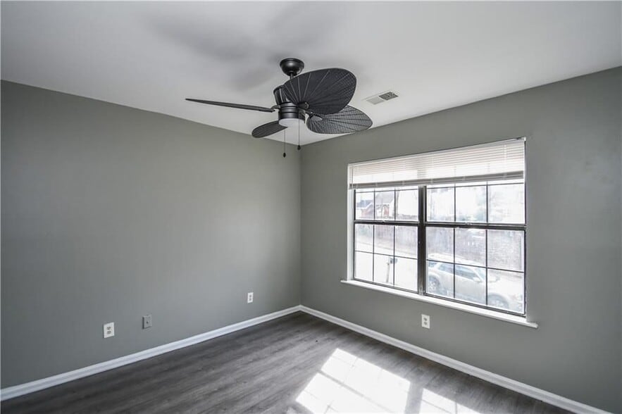 Building Photo - 735 Oak Dr