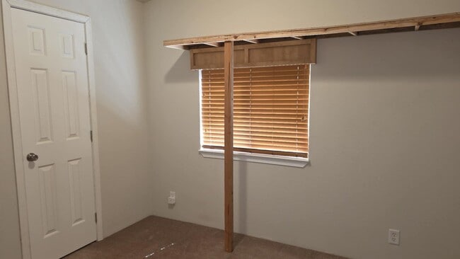 Building Photo - 3 bedroom, 1 3/4 bath home in Hoquiam on t...