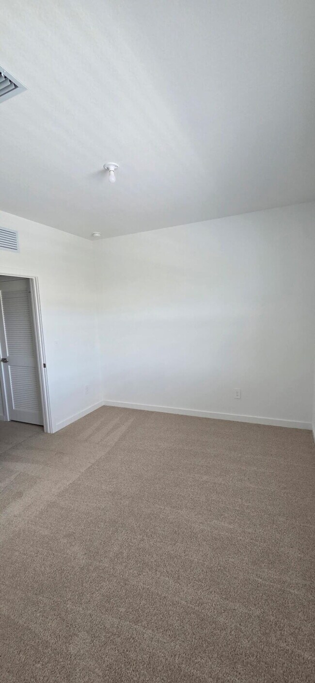 Building Photo - 202 Lakeside Lndg Dr