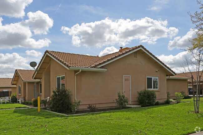 Primary Photo - 301-445 W Oakwood Dr