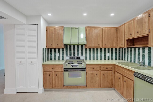 Building Photo - 1360 S Ocean Blvd