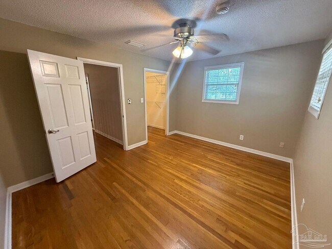Building Photo - 905 Poinciana Dr