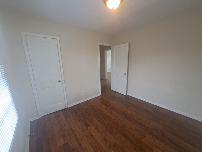 Building Photo - 3BR/1BA home with screened patio