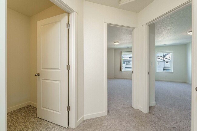 Building Photo - Light, Bright & Move-In Ready – 3BR Gem in Prime Ridgefield Location!  (Pet Friendly)
