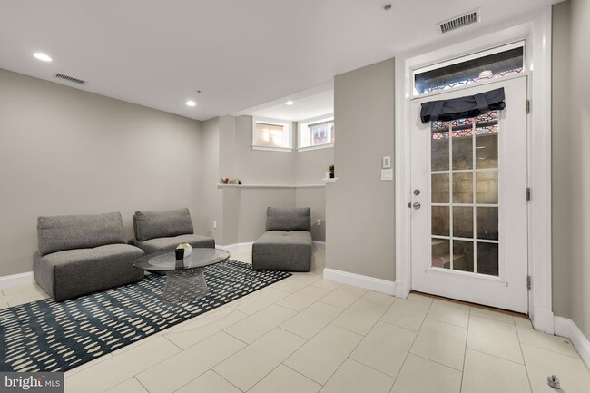 Building Photo - 1135 6th St NW