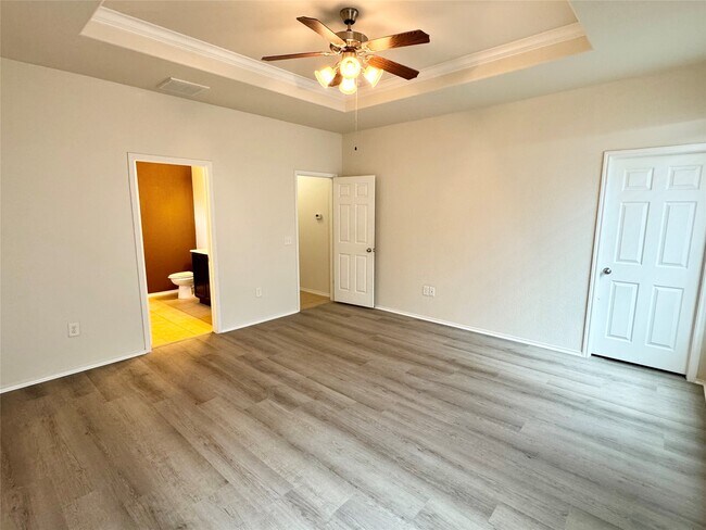 Building Photo - 1331 S Maple Dr