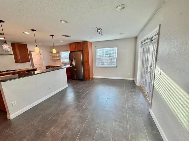 Building Photo - 653 Sherwood Dr