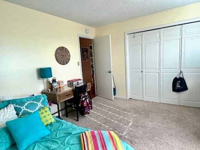 Building Photo - Well maintained 4 bedroom home available in the Rockrimmon area!